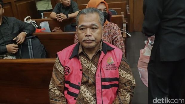 Hakim nonaktif PN Jaksel Djuyamto didakwa menerima uang suap Rp 9,5 miliar terkait kasus vonis lepas ekspor minyak goreng (migor). (Mulia/detikcom)