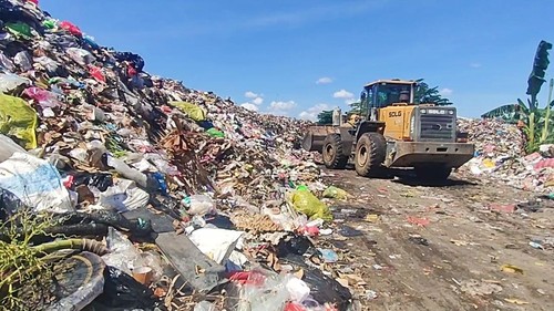 Ilustrasi - Penanganan sampah di TPST Sandubaya, Bertais, Kota Mataram, NTB, beberapa waktu lalu. (Foto: Nathea Citra/detikBali)