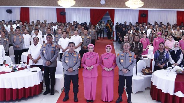 Irjen Asep Edi Suheri resmi menjabat Kapolda Metro Jaya menggantikan Komjen Karyoto. Prosesi pisah sambut Kapolda Metro Jaya dilaksanakan di Mapolda Metro Jaya, Rabu (20/8/2025).