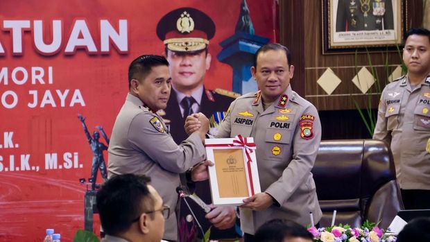 Irjen Asep Edi Suheri resmi menjabat Kapolda Metro Jaya menggantikan Komjen Karyoto. Prosesi pisah sambut Kapolda Metro Jaya dilaksanakan di Mapolda Metro Jaya, Rabu (20/8/2025).