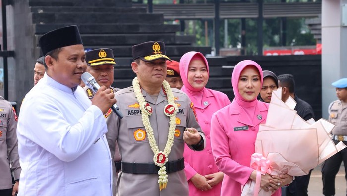 Irjen Asep Edi Suheri resmi menjabat Kapolda Metro Jaya menggantikan Komjen Karyoto. Prosesi pisah sambut Kapolda Metro Jaya dilaksanakan di Mapolda Metro Jaya, Rabu (20/8/2025).