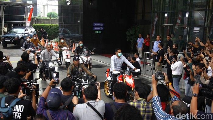 Sebanyak 22 kendaraan telah disita KPK terkait operasi tangkap tangan (OTT) Wakil Menteri Ketenagakerjaan (Wamenaker) Immanuel Ebenezer atau Noel. Barang bukti itu terdiri dari 15 mobil dan tujuh motor, dipamerkan di gedung Merah Putih KPK, Jakarta Selatan, Kamis (21/8/2025).