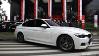 Mobil sedan BMW dipamerkan di depan gedung KPK. Noel ditangkap KPK pada Rabu (20/8). Dia saat ini tengah menjalani pemeriksaan intensif di gedung KPK.