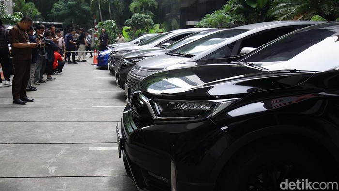 Sebanyak 22 kendaraan telah disita KPK terkait operasi tangkap tangan (OTT) Wakil Menteri Ketenagakerjaan (Wamenaker) Immanuel Ebenezer atau Noel. Barang bukti itu terdiri dari 15 mobil dan tujuh motor, dipamerkan di gedung Merah Putih KPK, Jakarta Selatan, Kamis (21/8/2025).