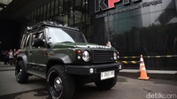 KPK memamerkan puluhan kendaraan tersebut mulai dari halaman, lobi, hingga depan gedung KPK.