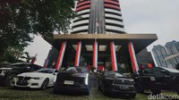 Deretan mobil mewah yang diamankan dalam OTT Wamenaker Noel. Noel diduga telah melakukan pemerasan terhadap sejumlah perusahaan terkait pengurusan sertifikasi Keselamatan dan Kesehatan Kerja (K3).