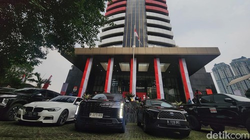 Sebanyak 22 kendaraan telah disita KPK terkait operasi tangkap tangan (OTT) Wakil Menteri Ketenagakerjaan (Wamenaker) Immanuel Ebenezer atau Noel. Barang bukti itu terdiri dari 15 mobil dan tujuh motor, dipamerkan di gedung Merah Putih KPK, Jakarta Selatan, Kamis (21/8/2025).