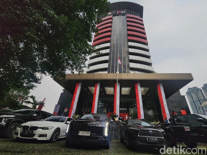 Sebanyak 22 kendaraan telah disita KPK terkait operasi tangkap tangan (OTT) Wakil Menteri Ketenagakerjaan (Wamenaker) Immanuel Ebenezer atau Noel. Barang bukti itu terdiri dari 15 mobil dan tujuh motor, dipamerkan di gedung Merah Putih KPK, Jakarta Selatan, Kamis (21/8/2025).