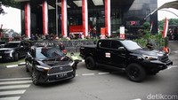 Sejumlah kendaraan terkait OTT Wamenaker Noel dipamerkan. Noel dan 13 orang yang ditangkap KPK saat ini masih menjalani pemeriksaan intensif. KPK memiliki waktu 1x24 jam untuk menentukan status hukum mereka.