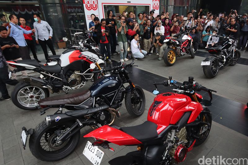 Sebanyak 22 kendaraan telah disita KPK terkait operasi tangkap tangan (OTT) Wakil Menteri Ketenagakerjaan (Wamenaker) Immanuel Ebenezer atau Noel. Barang bukti itu terdiri dari 15 mobil dan tujuh motor, dipamerkan di gedung Merah Putih KPK, Jakarta Selatan, Kamis (21/8/2025).