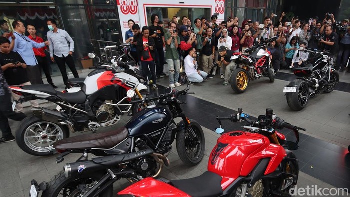 Sebanyak 22 kendaraan telah disita KPK terkait operasi tangkap tangan (OTT) Wakil Menteri Ketenagakerjaan (Wamenaker) Immanuel Ebenezer atau Noel. Barang bukti itu terdiri dari 15 mobil dan tujuh motor, dipamerkan di gedung Merah Putih KPK, Jakarta Selatan, Kamis (21/8/2025).