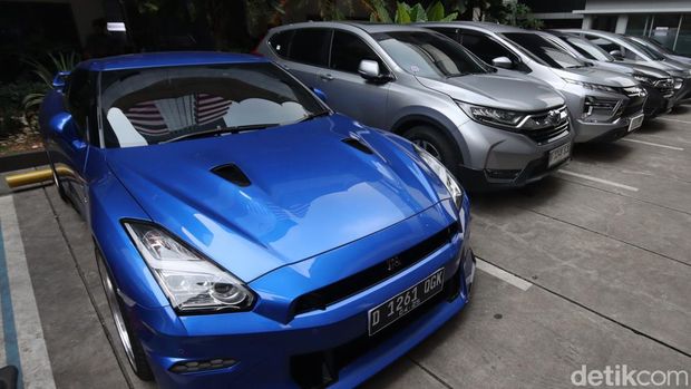 Sebanyak 22 kendaraan telah disita KPK terkait operasi tangkap tangan (OTT) Wakil Menteri Ketenagakerjaan (Wamenaker) Immanuel Ebenezer atau Noel. Barang bukti itu terdiri dari 15 mobil dan tujuh motor, dipamerkan di gedung Merah Putih KPK, Jakarta Selatan, Kamis (21/8/2025).