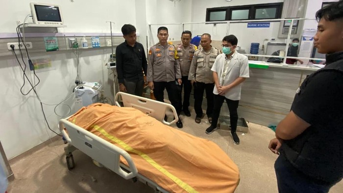 Jasad pelajar SMA di Prabumulih saat dievakuasi ke rumah sakit.