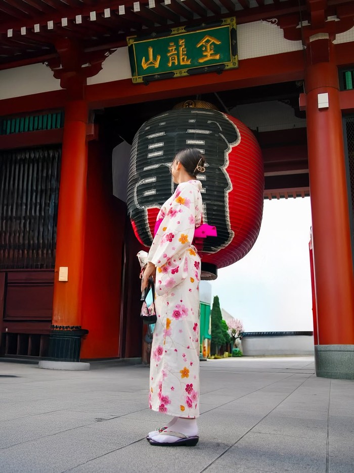 Jennifer Bachdim memakai kimono Jennifer Bachdim memakai kimono