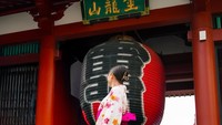 Gaya Jennifer memakai kimono bisa nih jadi ide traveler saat liburan di Jepang nanti. (Instagram Jennifer Bachdim)