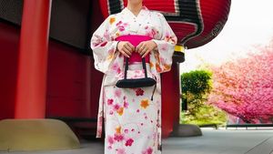 Foto: Cantiknya Jennifer Bachdim Memakai Kimono di Jepang