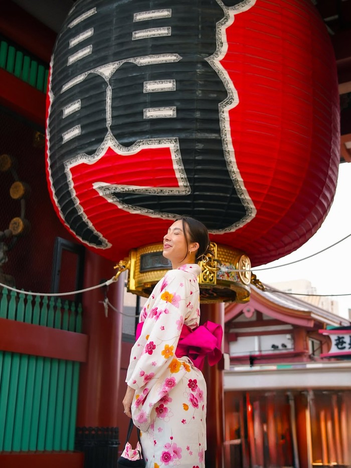 Jennifer Bachdim memakai kimono