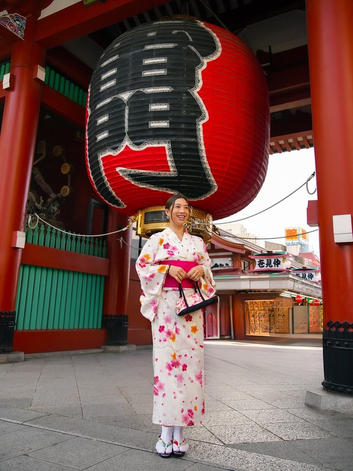 Jennifer Bachdim memakai kimono Jennifer Bachdim memakai kimono