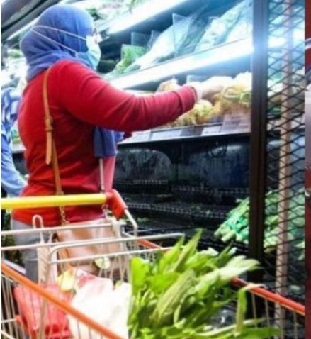 Kacau! Ibu-Anak Makan Anggur di Supermarket Tanpa Beli