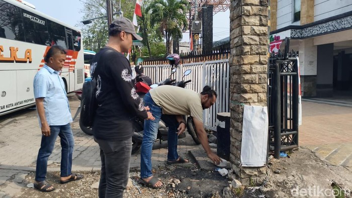 Kanit Reskrim Polsek Waru AKP Adik Agus Putrawan ambil barang bukti di Terminal Purabaya