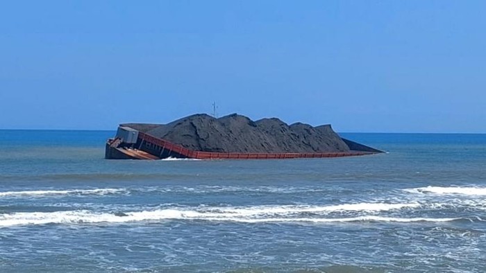 Kapal tongkang pengangkut batubara terdampar di Pantai Konang, Trenggalek