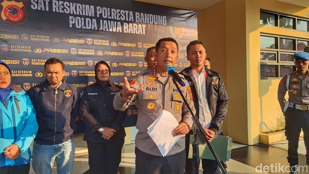 Kapolresta Bandung Kombes Aldi Subartono saat menjelaskan kasus penganiayaan maut di Bandung