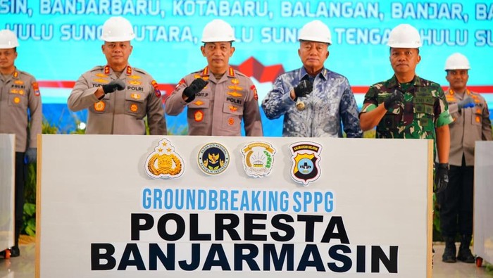 Kapolri Jenderal Listyo Sigit Prabowo kunker ke Kalimantan Selatan dan meresmikan dua SPPG hingga Gerakan Pangan Murah.