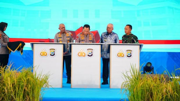Kapolri Jenderal Listyo Sigit Prabowo kunker ke Kalimantan Selatan dan meresmikan dua SPPG hingga Gerakan Pangan Murah.