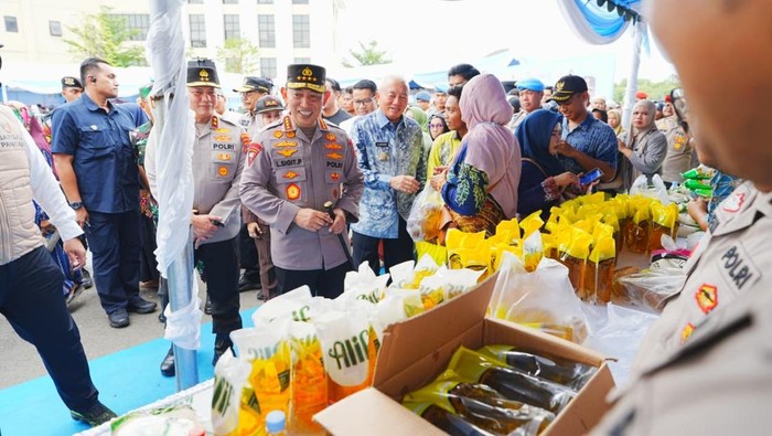Kapolri Jenderal Listyo Sigit Prabowo meninjau Gerakan Pangan Murah (GPM) dan bakti kesehatan di Polda Kalimantan Selatan.