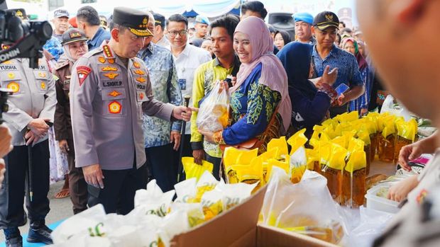 Kapolri Jenderal Listyo Sigit Prabowo meninjau Gerakan Pangan Murah (GPM) dan bakti kesehatan di Polda Kalimantan Selatan.