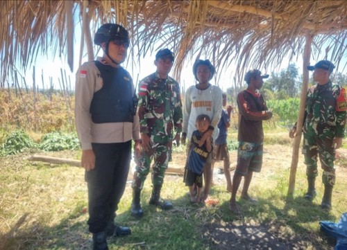 Kapolsek Tasifeto Timur Ipda Rusdan bersama personel TNI saat berpatroli di perbatasan Indonesia-Timor Leste, Rabu (20/8/2025). (Dok. Polsek Tasifeto Timur).