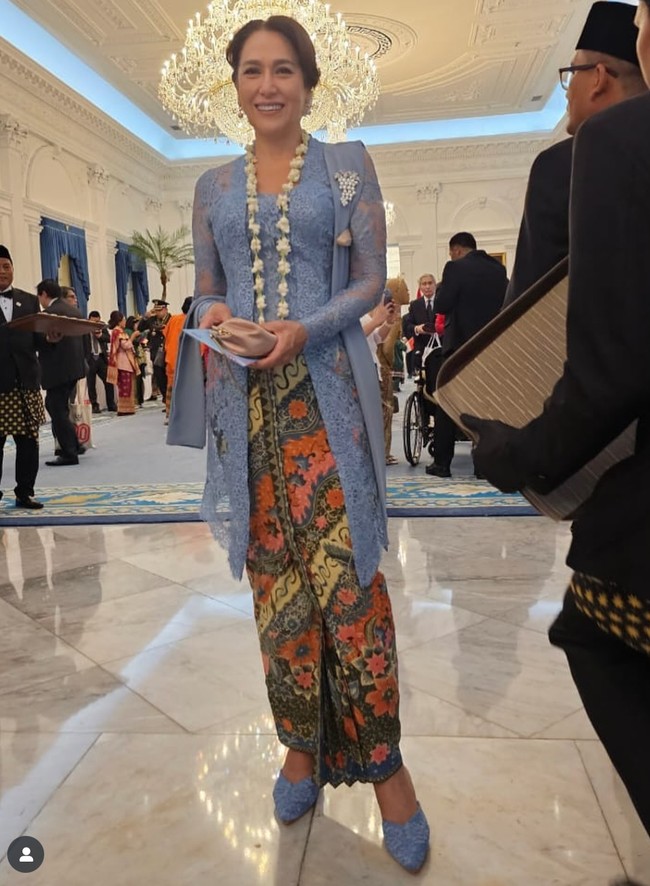 Kartika Sari Dewi Soekarno kembali mencuri atensi kala terlihat menghadiri HUT RI ke-80 di Istana Merdeka. Ia tampil cantik dan anggun berbalut kebaya berwarna biru muda. Foto: Instagram/@kartikasoekarnofoundation