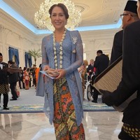 Kartika Sari Dewi Soekarno kembali mencuri atensi kala terlihat menghadiri HUT RI ke-80 di Istana Merdeka. Ia tampil cantik dan anggun berbalut kebaya berwarna biru muda. Foto: Instagram/@kartikasoekarnofoundation