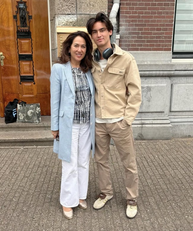 Melalui akun Instagram @kartikasoekarnofoundation, putri Soekarno dan Ratna Sari Dewi Soekarno itu juga kerap membagikan kebersamaannya dengan sang putra, Frederik Kiran. Paras tampan Kiran pun tak jarang bikin ikut salfok. Foto: Instagram/@kartikasoekarnofoundation