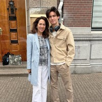 Melalui akun Instagram @kartikasoekarnofoundation, putri Soekarno dan Ratna Sari Dewi Soekarno itu juga kerap membagikan kebersamaannya dengan sang putra, Frederik Kiran. Paras tampan Kiran pun tak jarang bikin ikut salfok. Foto: Instagram/@kartikasoekarnofoundation