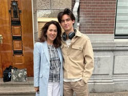 7 Foto Kartika Sari Dewi Soekarno, Pose Bareng Putra Ganteng Bikin Salfok