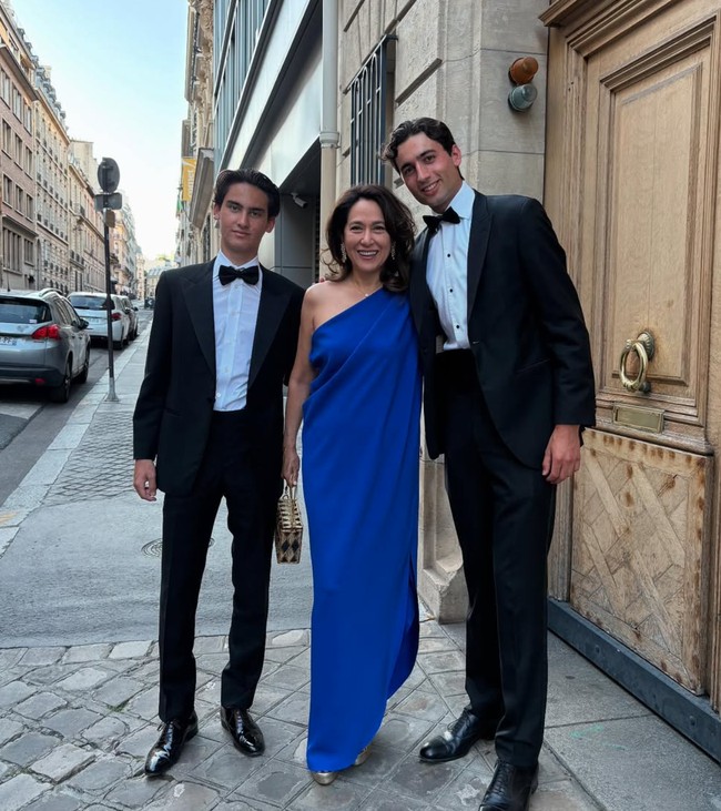 Punya darah blasteran, ketampanan Frederik Kiran Soekarno Seegers tak kalah mencuri atensi. Kiran diketahui memiliki darah keturunan Indonesia dan Jepang dari sang bunda. Sementara dari ayahnya, Frits Frederik Seegers, Kiran mendapat garis keturunan Belanda. Foto: Instagram/@kartikasoekarnofoundation