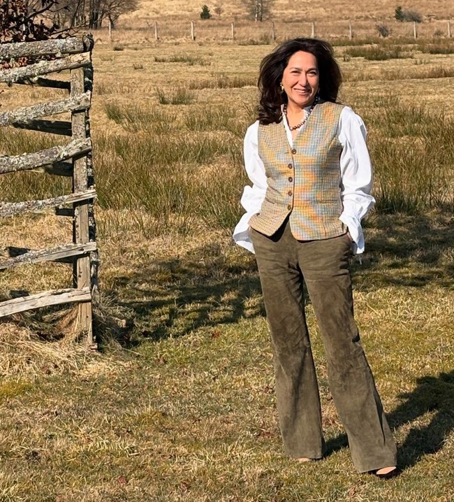 Di usianya yang sudah setengah abad lebih, Kartika Sari Dewi Soekarno tetap terlihat awet muda dengan tubuh yang masih langsing. Foto-foto unggahannya pun kerap dibanjiri pujian dari para netizen. Foto: Instagram/@kartikasoekarnofoundation