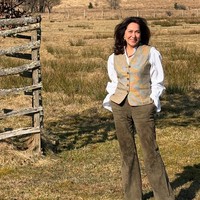 Di usianya yang sudah setengah abad lebih, Kartika Sari Dewi Soekarno tetap terlihat awet muda dengan tubuh yang masih langsing. Foto-foto unggahannya pun kerap dibanjiri pujian dari para netizen. Foto: Instagram/@kartikasoekarnofoundation