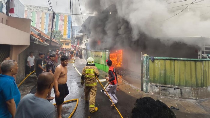 Kebakaran rumah terjadi di Mangga Dua, Tamansari, Jakarta Barat. Rumah dua lantai tersebut terbakar karena masalah kelistrikan. (dok Damkar Jakbar)