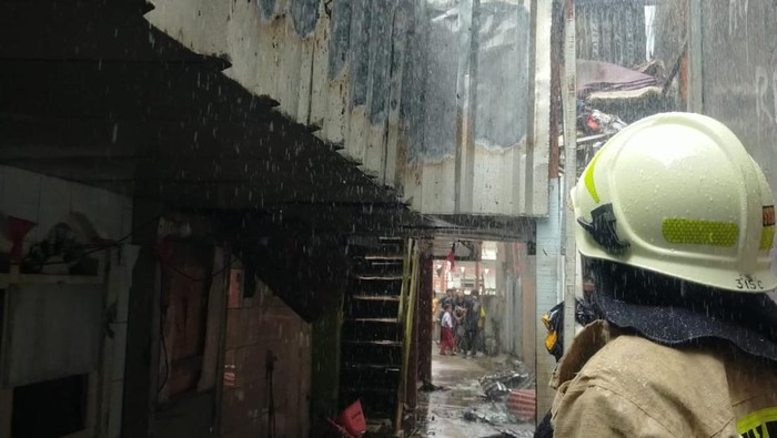 Kebakaran rumah terjadi di Mangga Dua, Tamansari, Jakarta Barat. Rumah dua lantai tersebut terbakar karena masalah kelistrikan. (dok Damkar Jakbar)