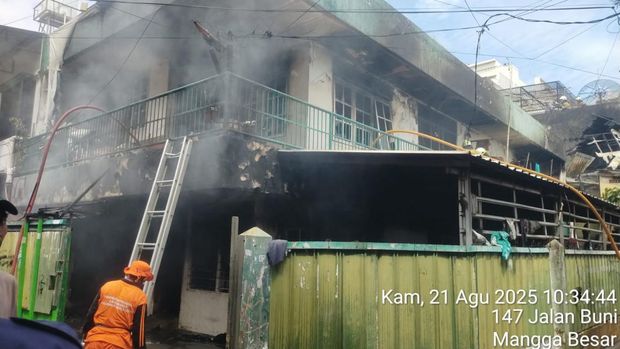 Kebakaran rumah terjadi di Mangga Dua, Tamansari, Jakarta Barat. Rumah dua lantai tersebut terbakar karena masalah kelistrikan. (dok Damkar Jakbar)