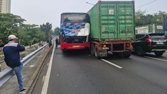 Kecelakaan di Tol Waru arah Perak