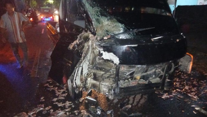 Kecelakaan pikap tabrak truk sedang putar balik di Bulukumba.