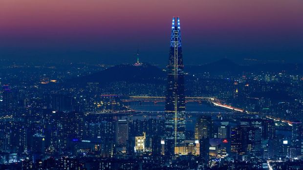 SEONGNAM, SOUTH KOREA - 2025/02/24: General view that shows the Hangang River and buildings between the city's iconic tourist attractions, 123-storey skyscraper Lotte Tower and Namsan Tower, one of Seoul's iconic symbols. (Photo by Kim Jae-Hwan/SOPA Images/LightRocket via Getty Images)