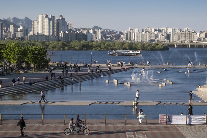 South Korea, Seoul: pond on the banks of the Han River. (Photo by: Benard /Andia/Universal Images Group via Getty Images)