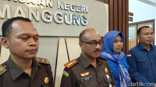 Kejari Temanggung menahan 3 tersangka korupsi dugaan pengadaan IPAL RSUD Temanggung, Kamis (21/8/2025).
