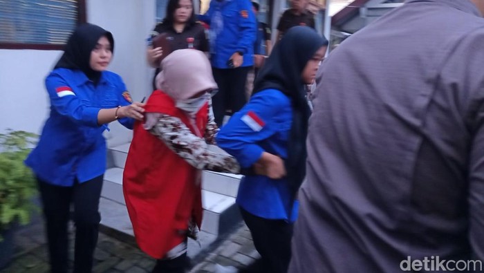 Kejari Temanggung menahan 3 tersangka korupsi dugaan pengadaan IPAL RSUD Temanggung, Kamis (21/8/2025).