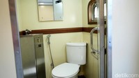 Toilet tetap tersedia satu unit per kereta, dan rak bagasi tetap dipertahankan untuk kenyamanan penumpang.