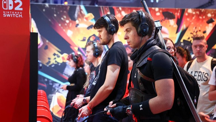 People play Metal Gear Solid during Gamescom 2025, a computer and video game industry event, in Cologne, Germany August 20, 2025. REUTERS/Leon Kuegeler